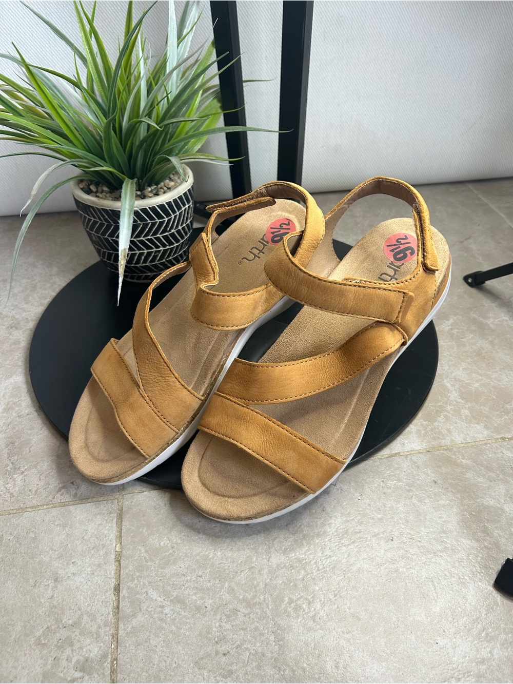 Earth size 9/5 Women's Mustard Strappy Comfort Sandals